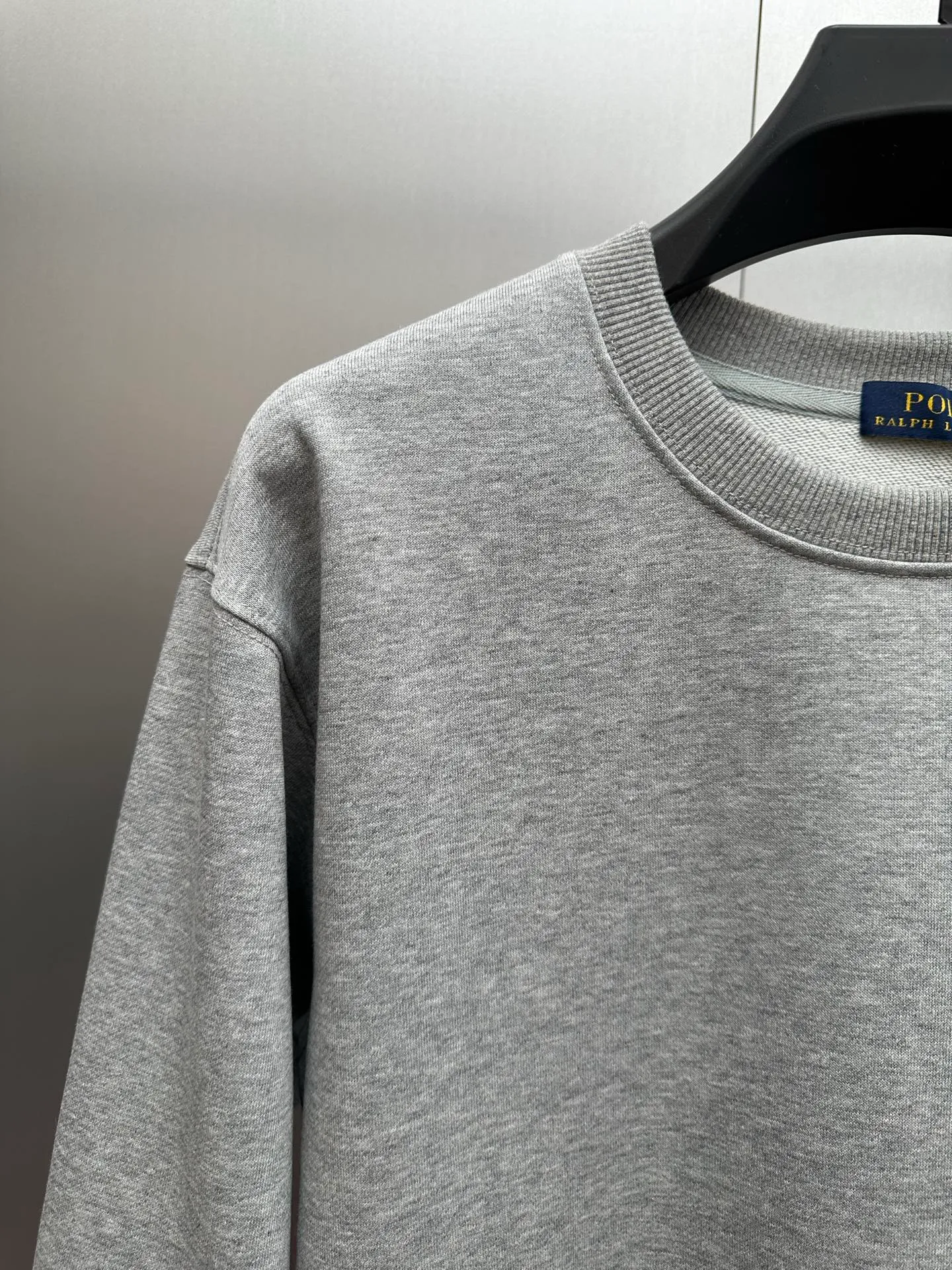 P240 Ralph Lauren/Ralph Lauren classic pony logo jersey long-sleeved sweatshirt. Loose and lazy casual style design. The solid color base is simple and versatile, making it easy to control various styles. ‌The coat fabric is made of 60% cotton➕40% polyester, which not only retains the softness, comfort and breathability of cotton, but also adds the wear resistance and wrinkle resistance of polyester fiber, making the clothes more durable and easy to care for. Even in slightly cooler weather, you won't feel stuffy when wearing it. This kind of fabric has a natural crisp feel and is not easy to pill or deform. The large logo embroidery on the chest is full of color, full of three-dimensionality and lifelike. Designed in the same style for men and women, it is suitable for couples or family wear. It is both practical and beautiful. It is an indispensable and practical item in the wardrobe! Ralph Lauren's age-reducing items add a bit of liveliness and interest to the entire sweatshirt. There is no pressure to dress, regardless of age or gender. Complete accessories!  Color: floral gray Size: S-xL